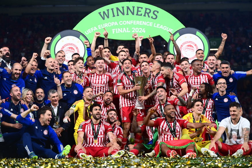 Ιστορική στιγμή για το ελληνικό ποδόσφαιρο: Ο Ολυμπιακός σήκωσε τον πρώτο ευρωπαϊκό τίτλο - Δείτε βίντεο και φωτογραφίες