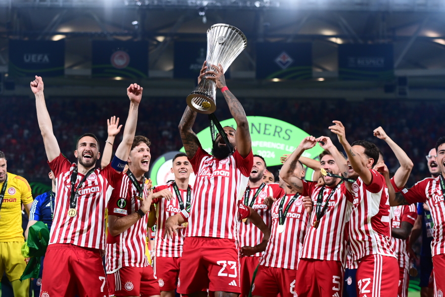 Ιστορική στιγμή για το ελληνικό ποδόσφαιρο: Ο Ολυμπιακός σήκωσε τον πρώτο ευρωπαϊκό τίτλο - Δείτε βίντεο και φωτογραφίες