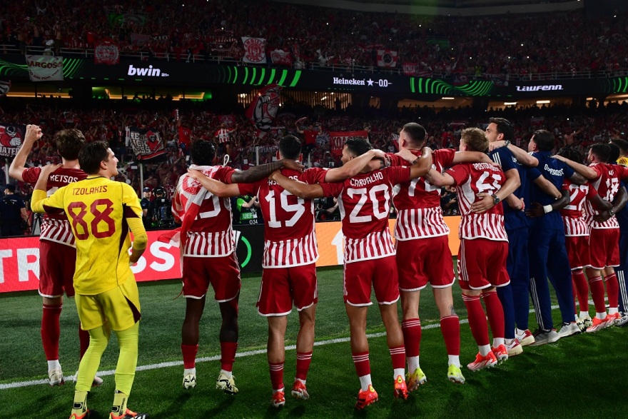 Ιστορική στιγμή για το ελληνικό ποδόσφαιρο: Ο Ολυμπιακός σήκωσε τον πρώτο ευρωπαϊκό τίτλο - Δείτε βίντεο και φωτογραφίες