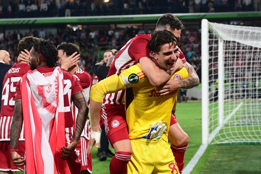 Ιστορική στιγμή για το ελληνικό ποδόσφαιρο: Ο Ολυμπιακός σήκωσε τον πρώτο ευρωπαϊκό τίτλο - Δείτε βίντεο και φωτογραφίες