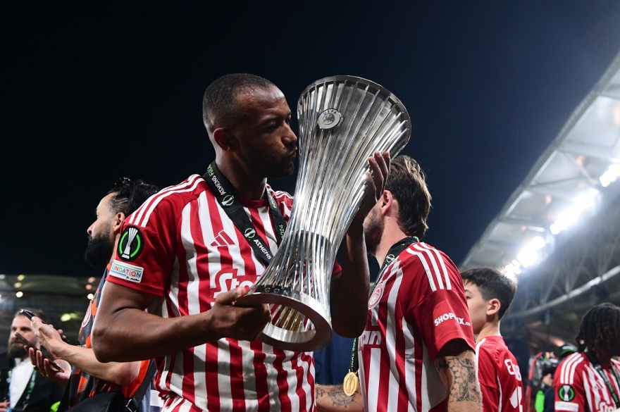 Ιστορική στιγμή για το ελληνικό ποδόσφαιρο: Ο Ολυμπιακός σήκωσε τον πρώτο ευρωπαϊκό τίτλο - Δείτε βίντεο και φωτογραφίες