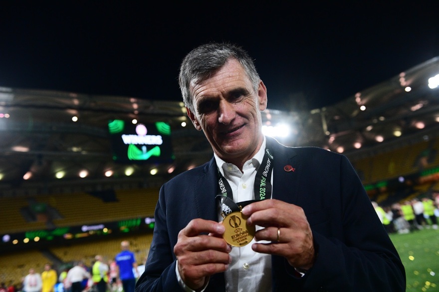 Ιστορική στιγμή για το ελληνικό ποδόσφαιρο: Ο Ολυμπιακός σήκωσε τον πρώτο ευρωπαϊκό τίτλο - Δείτε βίντεο και φωτογραφίες