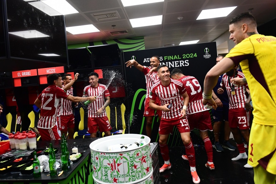 Ιστορική στιγμή για το ελληνικό ποδόσφαιρο: Ο Ολυμπιακός σήκωσε τον πρώτο ευρωπαϊκό τίτλο - Δείτε βίντεο και φωτογραφίες