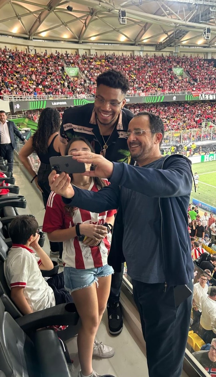 Πανηγυρισμοί και στην Κύπρο για τον Ολυμπιακό - Στην OPAP Arena ο Νίκος Χριστοδουλίδης