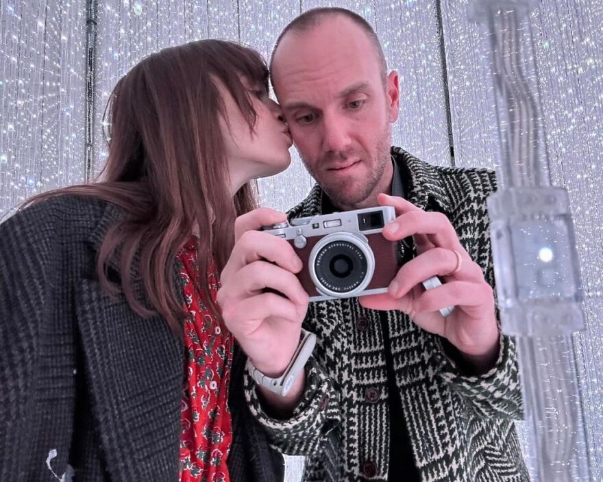 Λίλι Κόλινς: Η δημόσια ερωτική εξομολόγηση στον σύζυγό της - Μου άλλαξε τη ζωή με κάθε δυνατό τρόπο