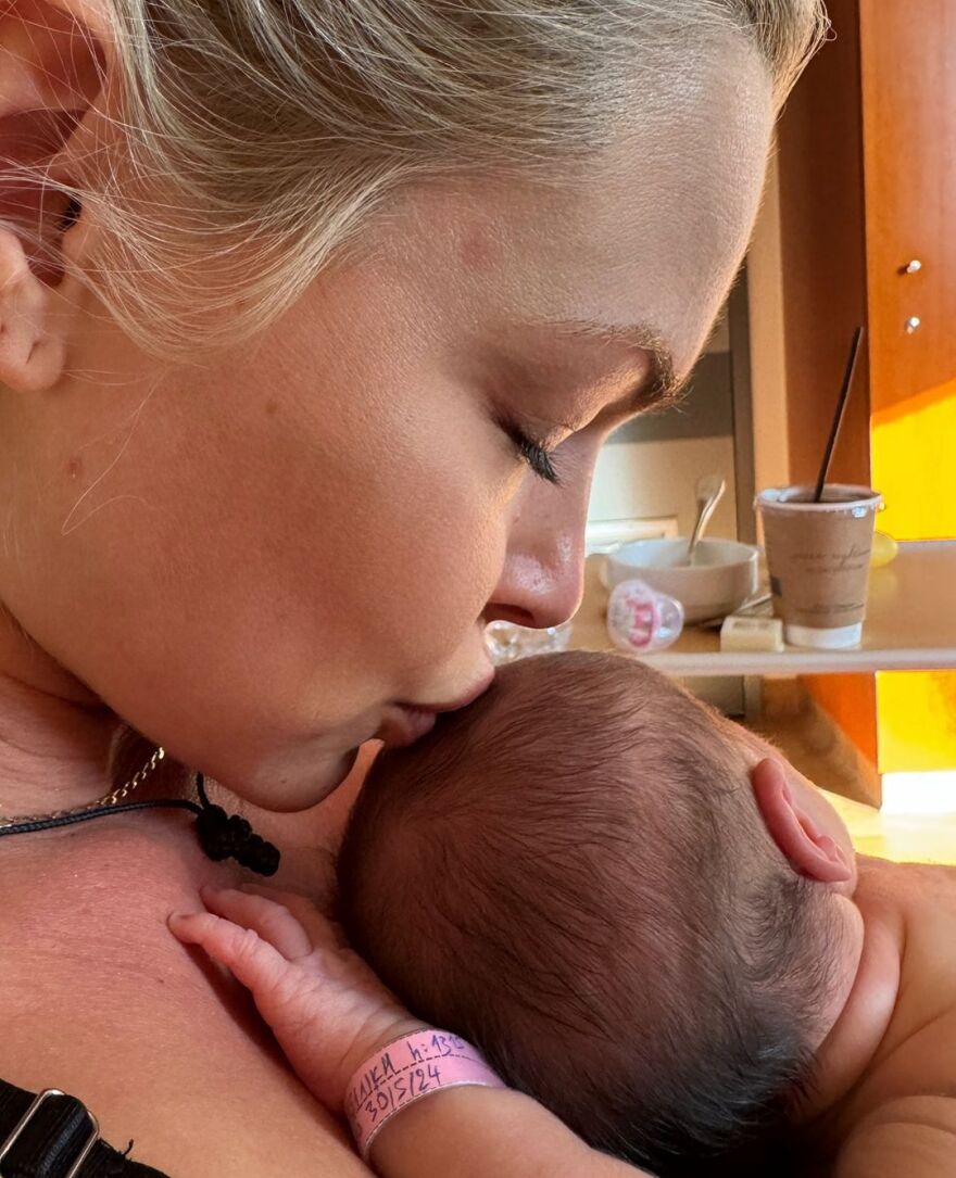 Βίκυ Κάβουρα: Στο μαιευτήριο με τη νεογέννητη κόρη της - Δείτε φωτογραφία