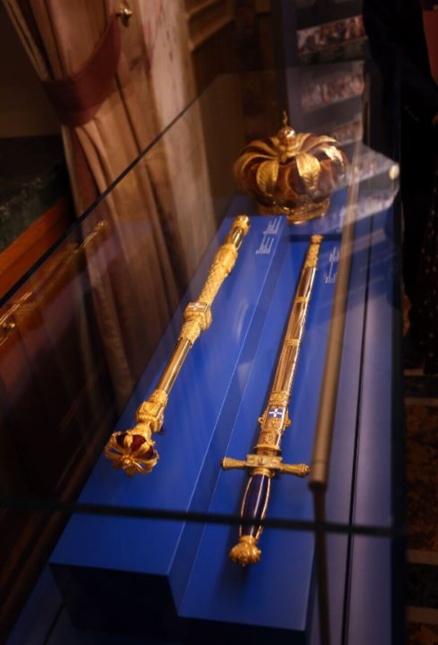 Βουλή: Στην αίθουσα Τροπαίων τα βασιλικά εμβλήματα του Όθωνα - Δείτε φωτογραφίες