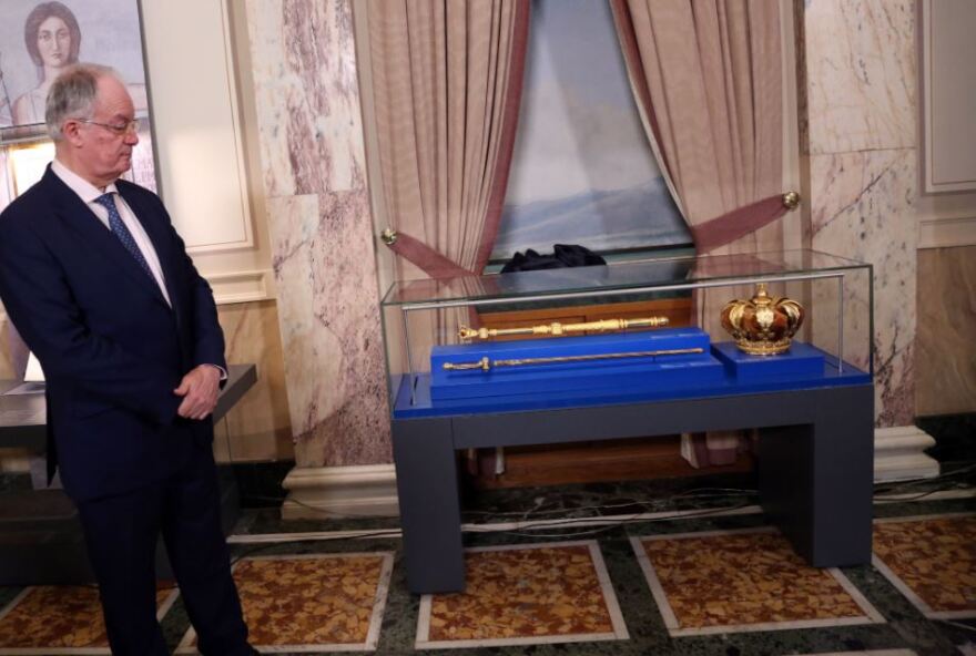 Βουλή: Στην αίθουσα Τροπαίων τα βασιλικά εμβλήματα του Όθωνα - Δείτε φωτογραφίες