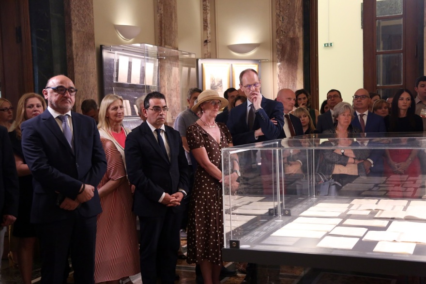 Βουλή: Στην αίθουσα Τροπαίων τα βασιλικά εμβλήματα του Όθωνα - Δείτε φωτογραφίες