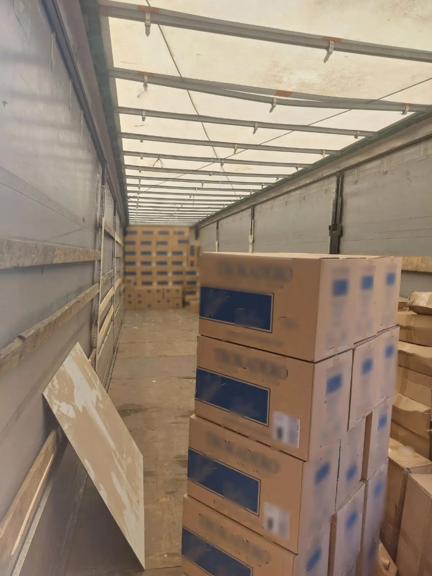 Ασπρόπυργος: Εντοπίστηκαν την ώρα που φόρτωναν κούτες με λαθραία τσιγάρα - Κατασχέθηκαν 644.500 πακέτα