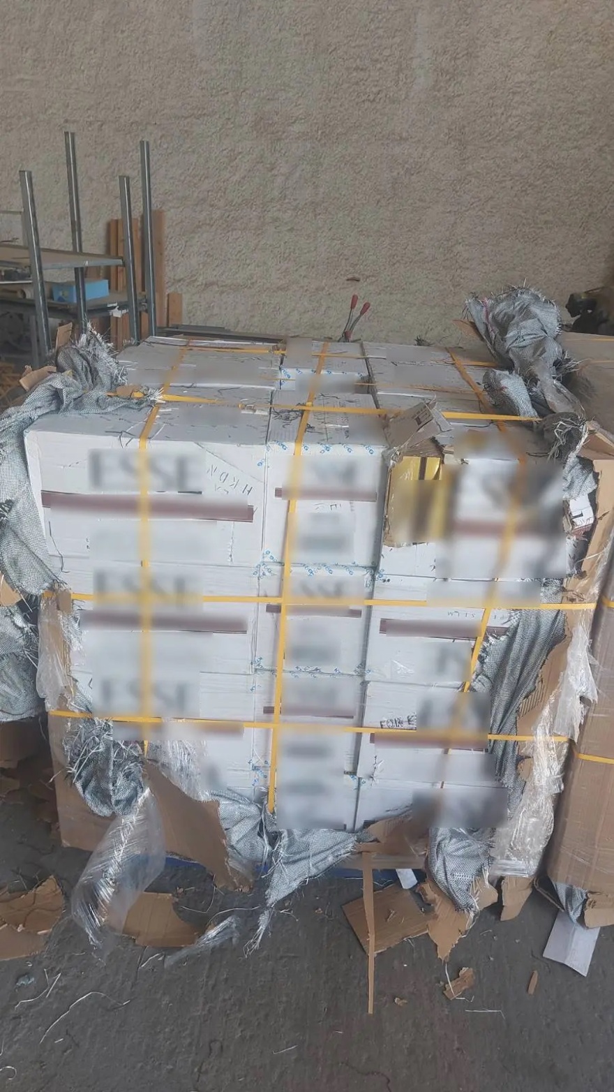 Ασπρόπυργος: Εντοπίστηκαν την ώρα που φόρτωναν κούτες με λαθραία τσιγάρα - Κατασχέθηκαν 644.500 πακέτα