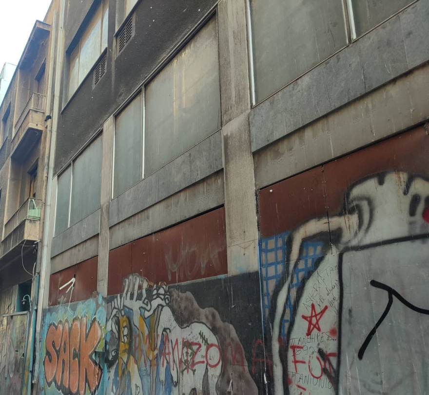 Εφιάλτης για 33χρονη στην Ομόνοια - 27χρονος τη μαχαίρωσε, τη βίασε και την κλείδωσε σε εγκαταλελειμμένο κτήριο