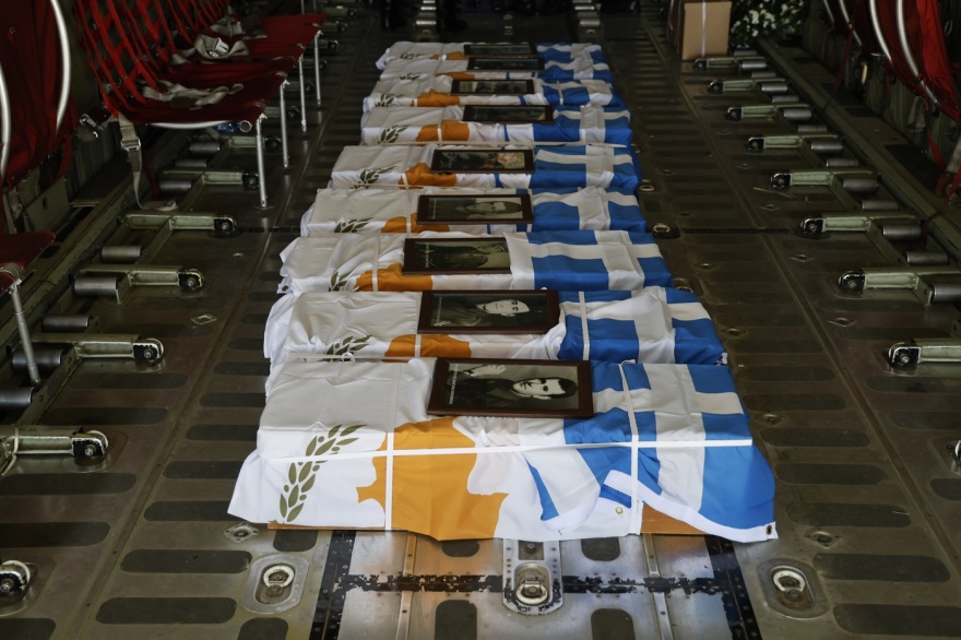 Στην Ελλάδα τα οστά οχτώ αγνοούμενων πεσόντων Ελλήνων στρατιωτών στην Κύπρο - Δείτε φωτογραφίες