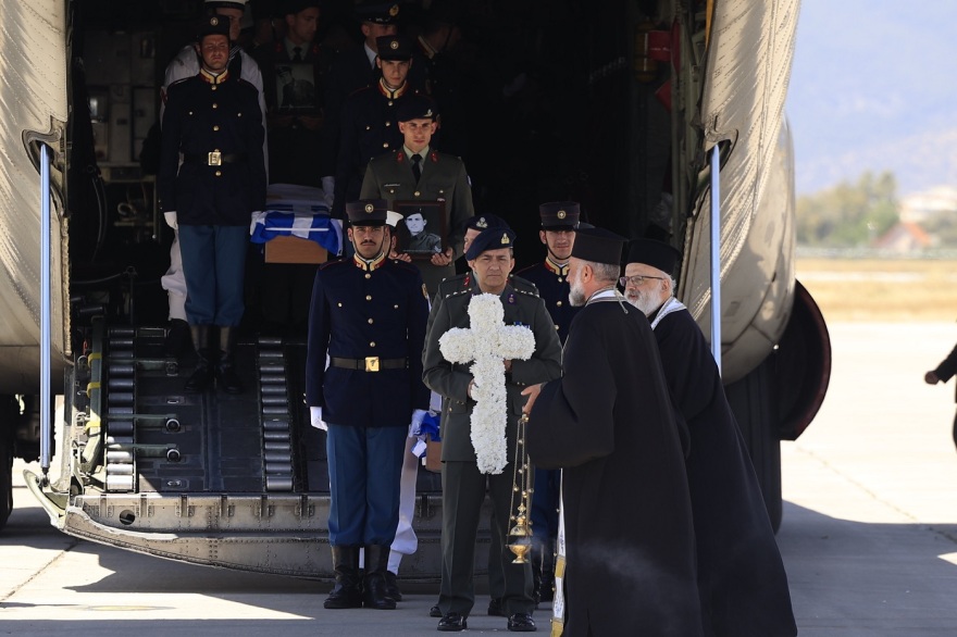 Στην Ελλάδα τα οστά οχτώ αγνοούμενων πεσόντων Ελλήνων στρατιωτών στην Κύπρο - Δείτε φωτογραφίες