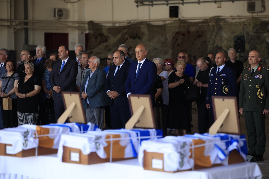 Στην Ελλάδα τα οστά οχτώ αγνοούμενων πεσόντων Ελλήνων στρατιωτών στην Κύπρο - Δείτε φωτογραφίες