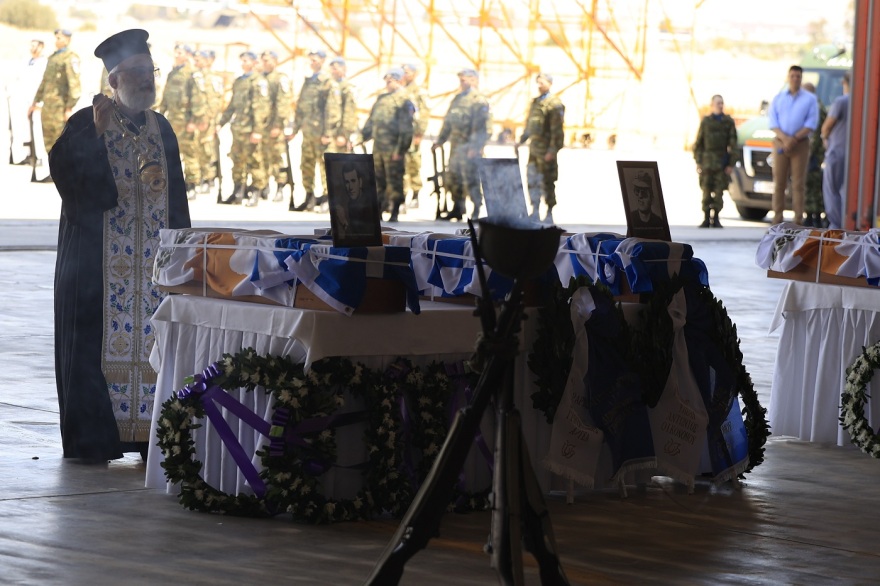 Στην Ελλάδα τα οστά οχτώ αγνοούμενων πεσόντων Ελλήνων στρατιωτών στην Κύπρο - Δείτε φωτογραφίες