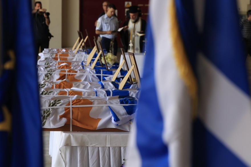 Στην Ελλάδα τα οστά οχτώ αγνοούμενων πεσόντων Ελλήνων στρατιωτών στην Κύπρο - Δείτε φωτογραφίες