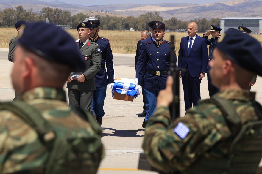 Στην Ελλάδα τα οστά οχτώ αγνοούμενων πεσόντων Ελλήνων στρατιωτών στην Κύπρο - Δείτε φωτογραφίες