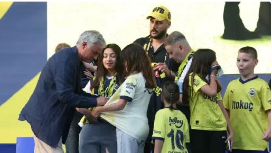 Παρουσιάστηκε και επίσημα ο Μουρίνιο από τη Φενερμπαχτσέ - Απίθανες σκηνές στην Πόλη - Δείτε βίντεο