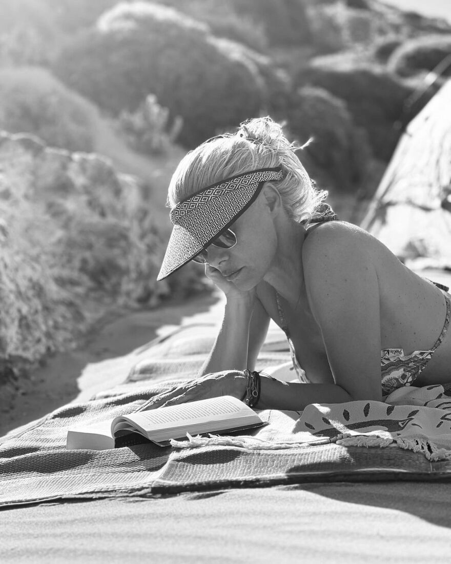 Ζέτα Μακρυπούλια: Φωτογραφίζεται σε παραλία της Κύθνου και εύχεται «καλό καλοκαίρι»