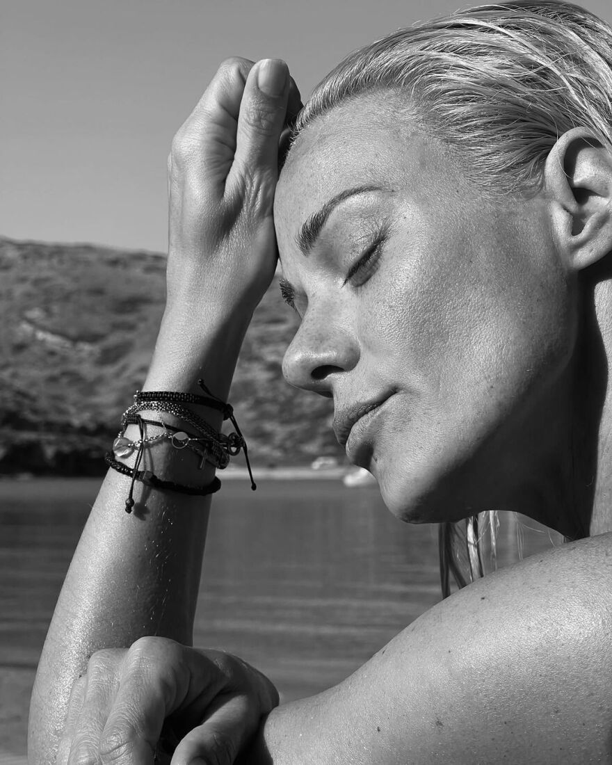 Ζέτα Μακρυπούλια: Φωτογραφίζεται σε παραλία της Κύθνου και εύχεται «καλό καλοκαίρι»