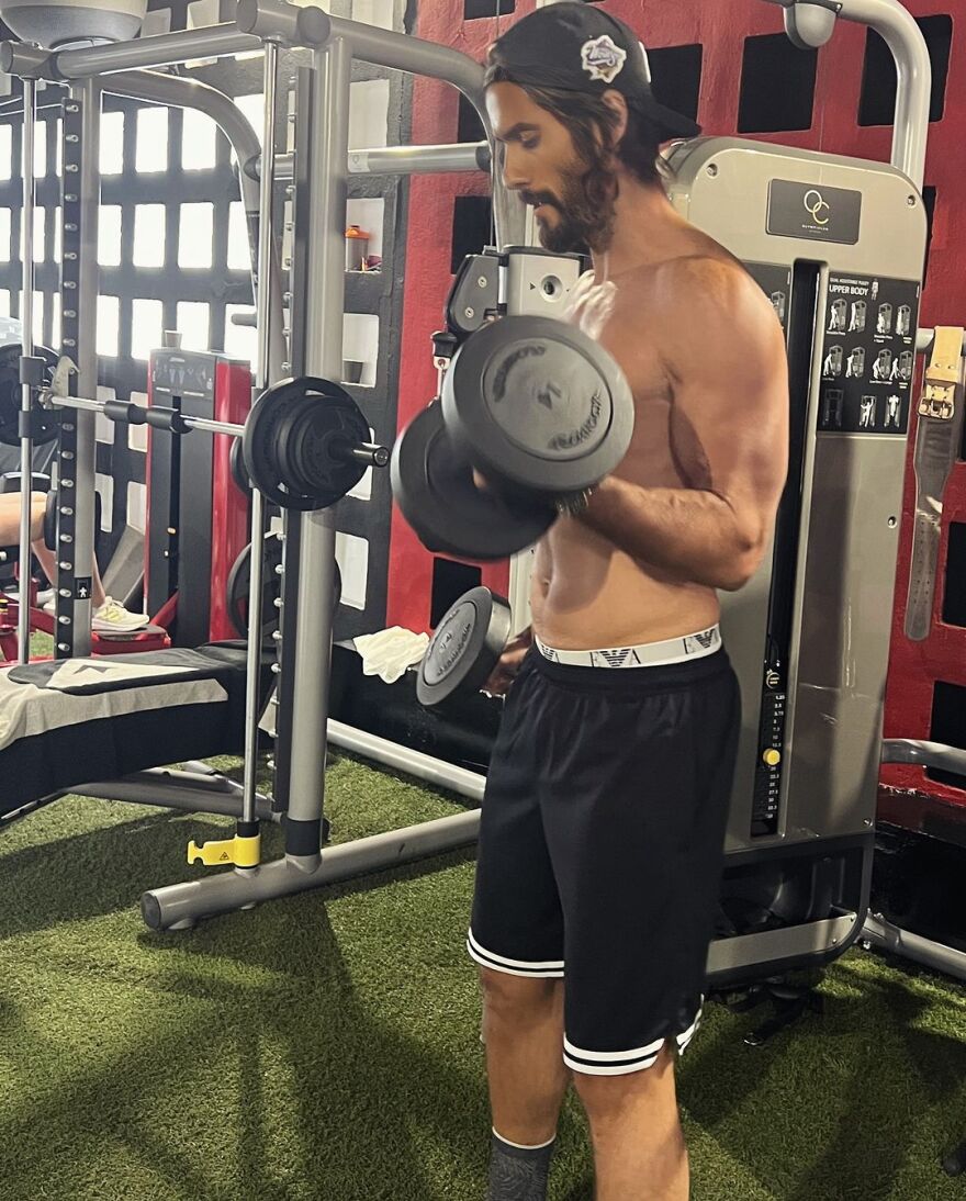 Ο Γιώργος Καράβας φωτογραφίζεται στο γυμναστήριο χωρίς την μπλούζα του