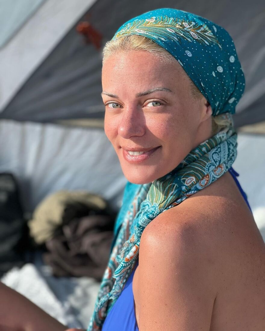 Ζέτα Μακρυπούλια: Οι νέες φωτογραφίες από την Κύθνο - Ποζάρει με μαντήλι και χωρίς ίχνος μακιγιάζ