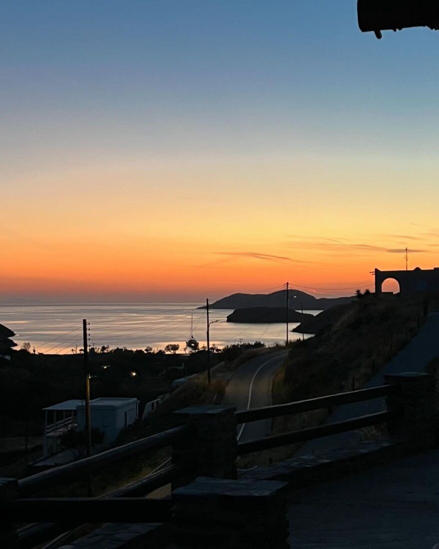 Ζέτα Μακρυπούλια: Οι νέες φωτογραφίες από την Κύθνο - Ποζάρει με μαντήλι και χωρίς ίχνος μακιγιάζ