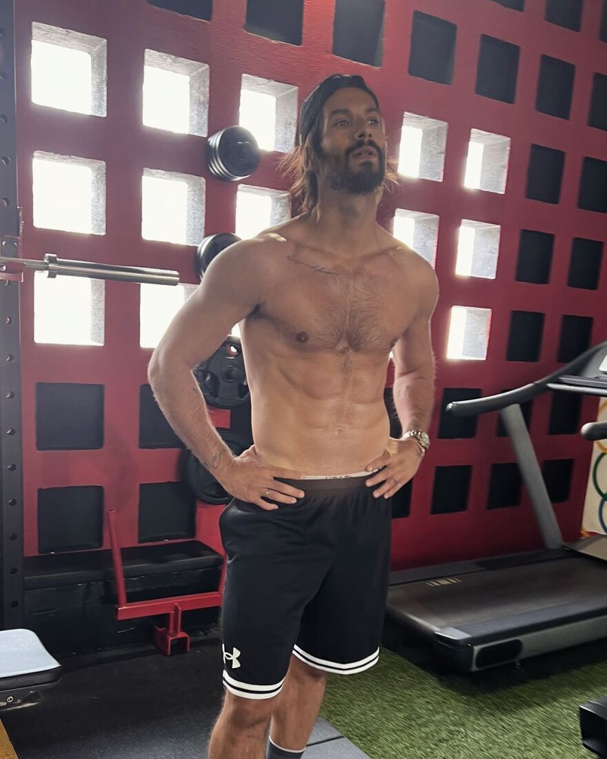 Ο Γιώργος Καράβας φωτογραφίζεται στο γυμναστήριο χωρίς την μπλούζα του