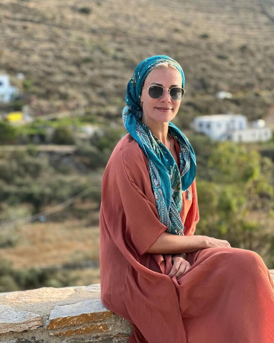 Ζέτα Μακρυπούλια: Οι νέες φωτογραφίες από την Κύθνο - Ποζάρει με μαντήλι και χωρίς ίχνος μακιγιάζ