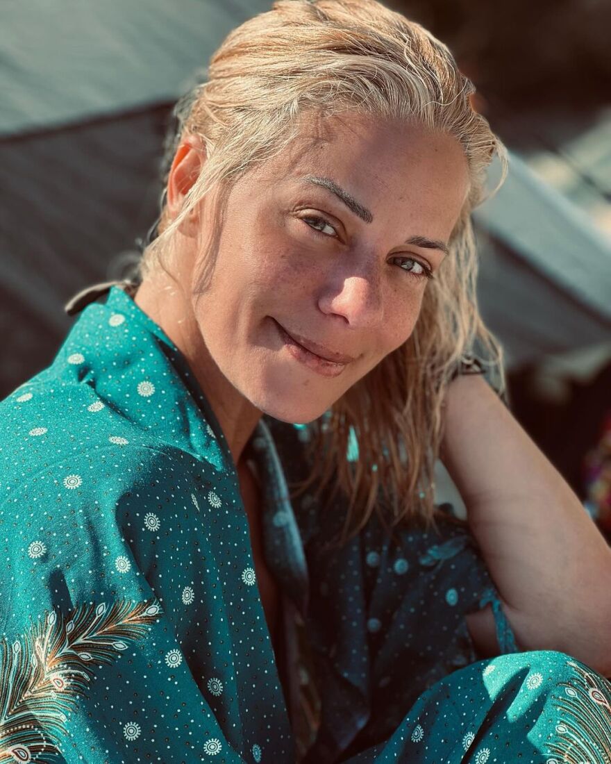 Ζέτα Μακρυπούλια: Οι νέες φωτογραφίες από την Κύθνο - Ποζάρει με μαντήλι και χωρίς ίχνος μακιγιάζ