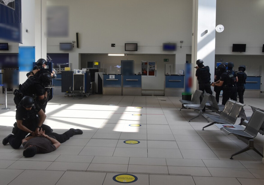 Αλεξανδρούπολη: Άσκηση με περιστατικό ομηρίας υλοποιήθηκε στο αεροδρόμιο - Φωτογραφίες