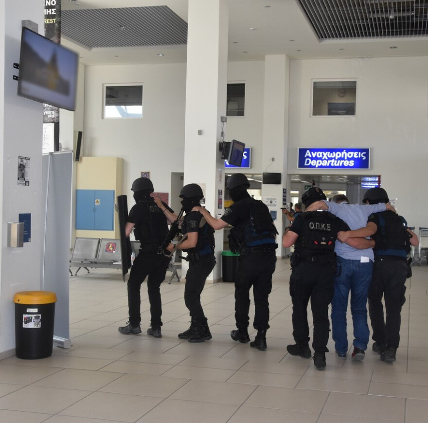 Αλεξανδρούπολη: Άσκηση με περιστατικό ομηρίας υλοποιήθηκε στο αεροδρόμιο - Φωτογραφίες