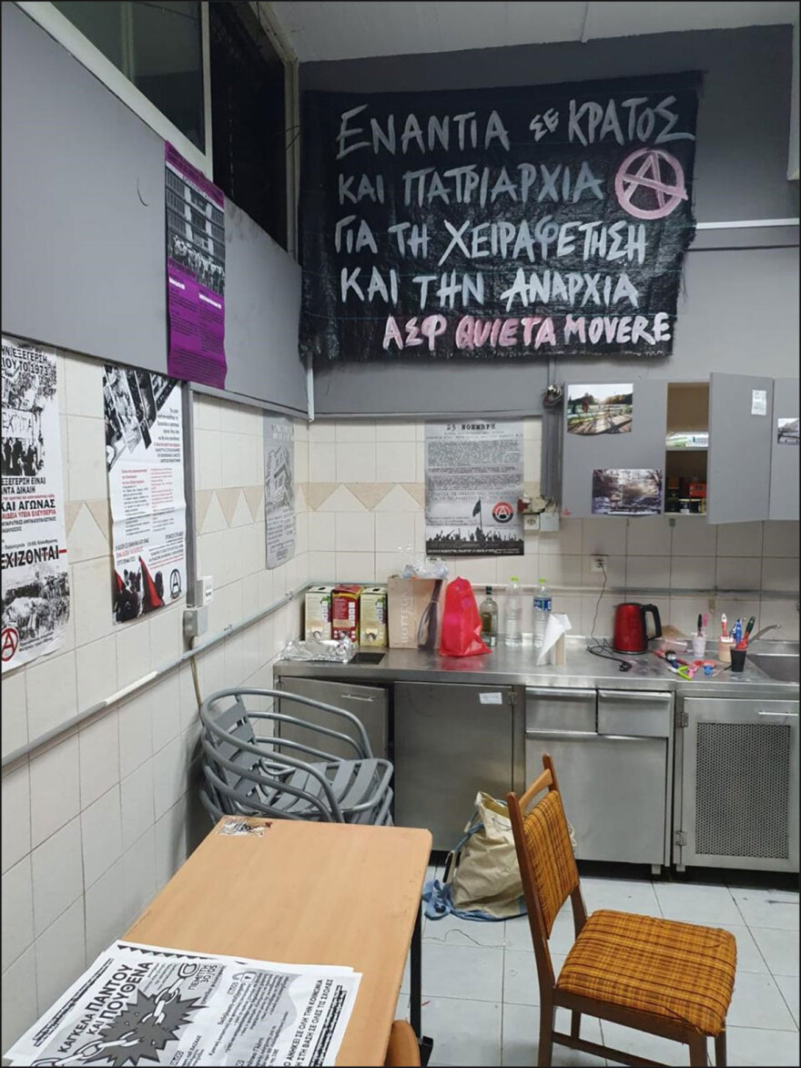 Λοστούς, κοντάρια και κράνη βρήκαν στην κατάληψη στο στέκι Primavera του ΑΠΘ – Δείτε φωτογραφίες