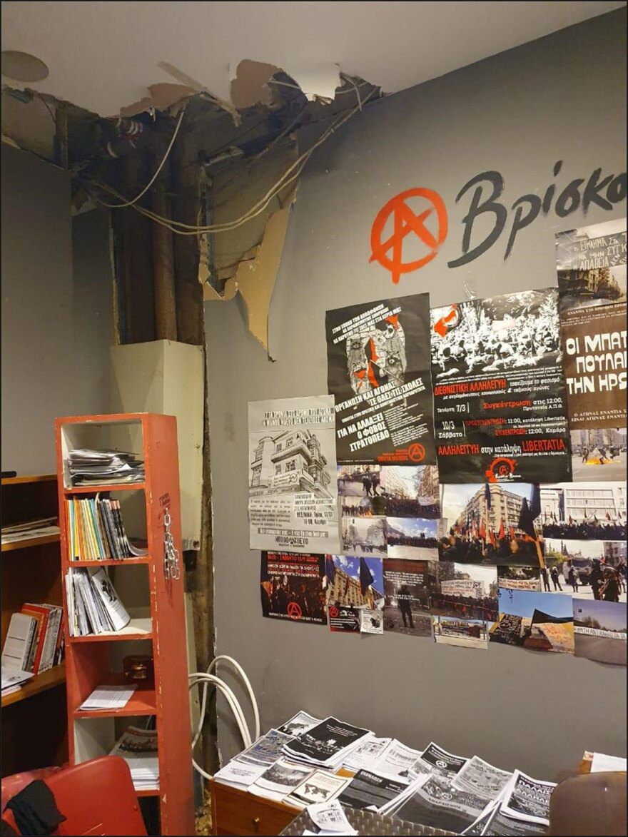 Λοστούς, κοντάρια και κράνη βρήκαν στην κατάληψη στο στέκι Primavera του ΑΠΘ – Δείτε φωτογραφίες