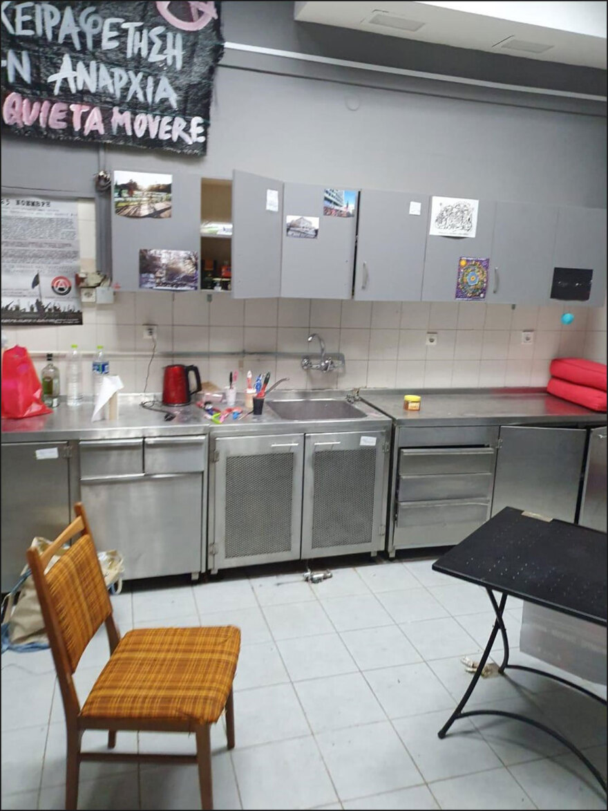 Λοστούς, κοντάρια και κράνη βρήκαν στην κατάληψη στο στέκι Primavera του ΑΠΘ – Δείτε φωτογραφίες