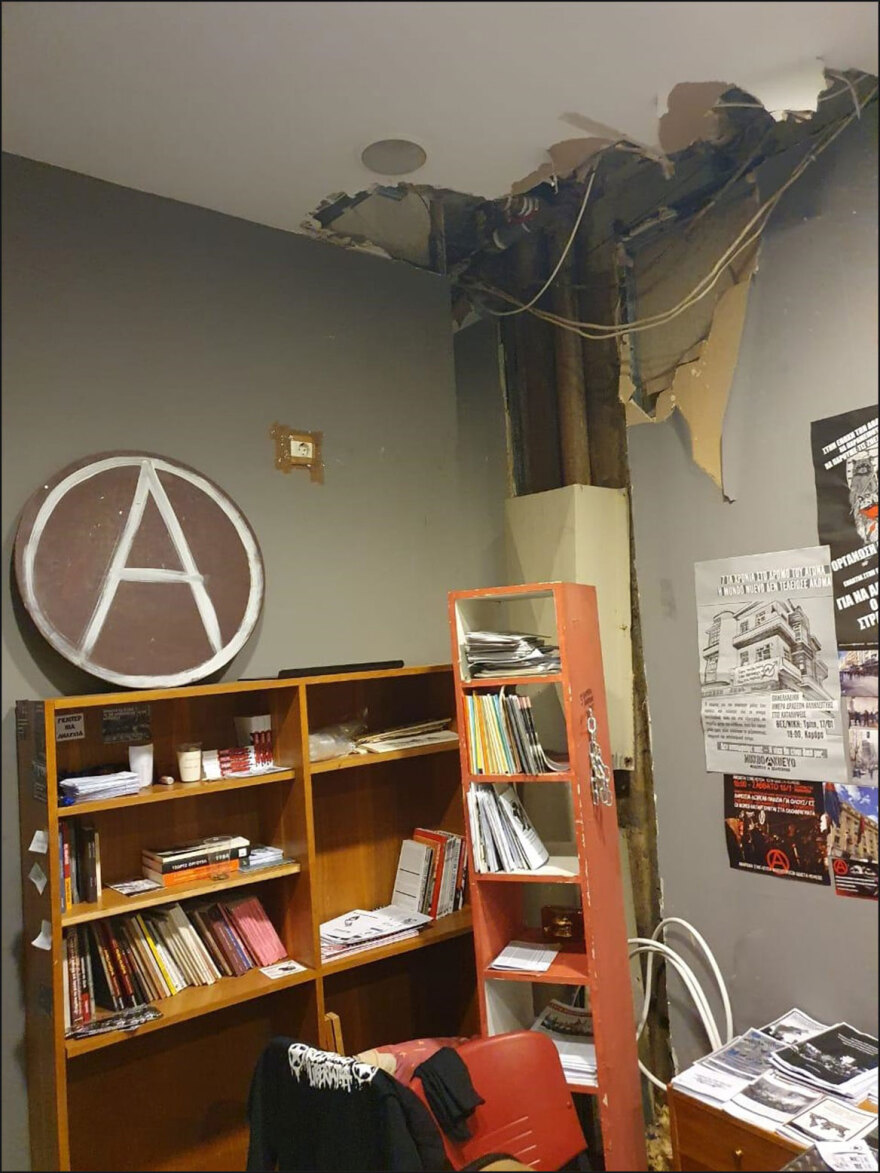 Λοστούς, κοντάρια και κράνη βρήκαν στην κατάληψη στο στέκι Primavera του ΑΠΘ – Δείτε φωτογραφίες