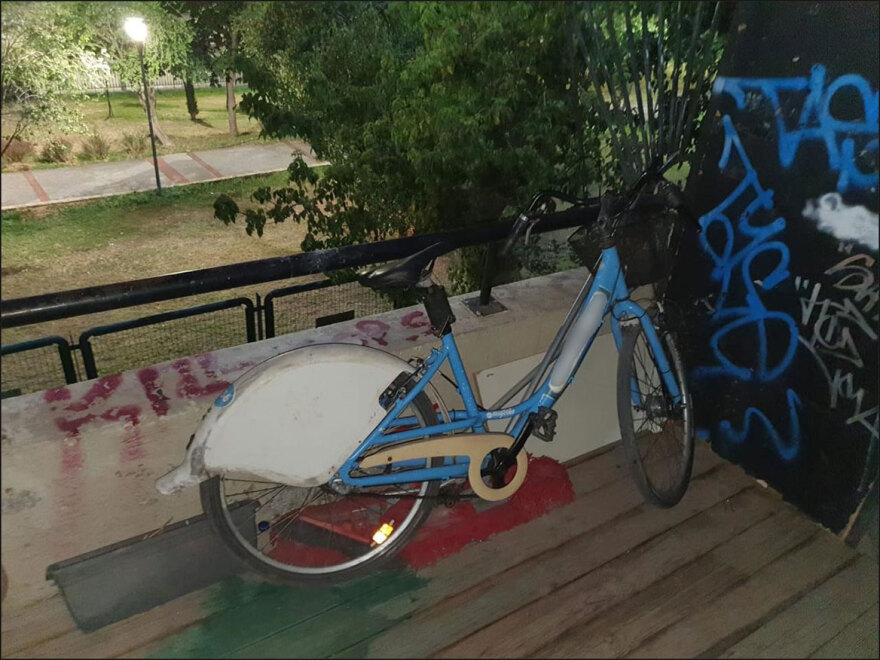 Λοστούς, κοντάρια και κράνη βρήκαν στην κατάληψη στο στέκι Primavera του ΑΠΘ – Δείτε φωτογραφίες