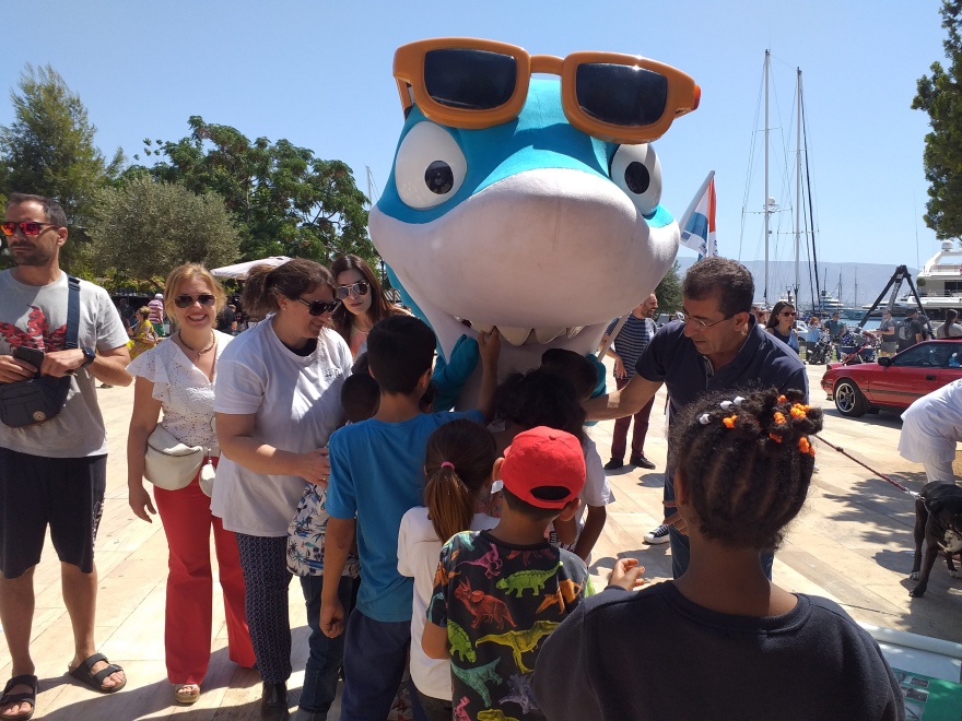 Κολάζ, ζωγραφική και χειροτεχνίες από παιδιά μεταναστών στη Μαρίνα της Ζέας