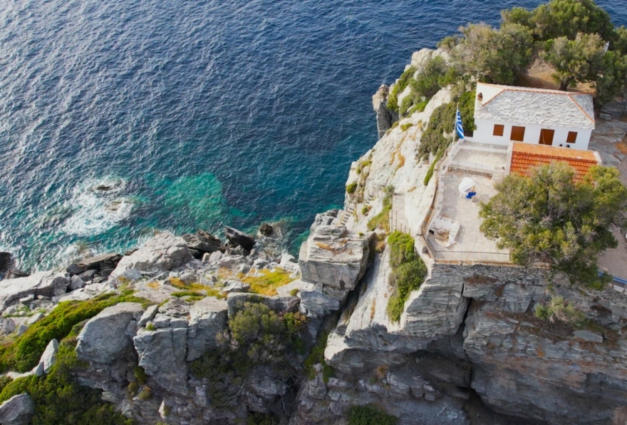 Σκόπελος: Πιανίστρια παίζει μουσική στην κορυφή ενός βράχου 100 μέτρων -  Δείτε βίντεο