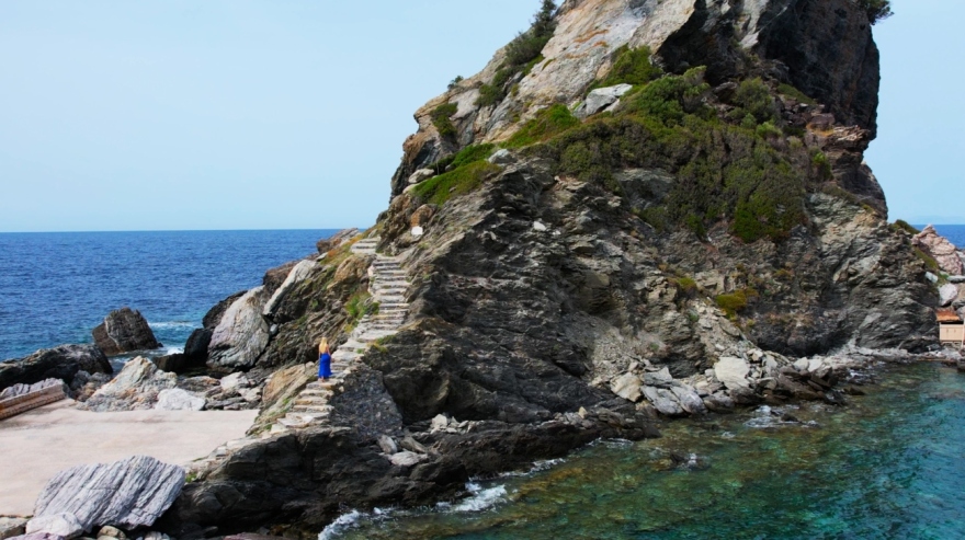Σκόπελος: Πιανίστρια παίζει μουσική στην κορυφή ενός βράχου 100 μέτρων -  Δείτε βίντεο