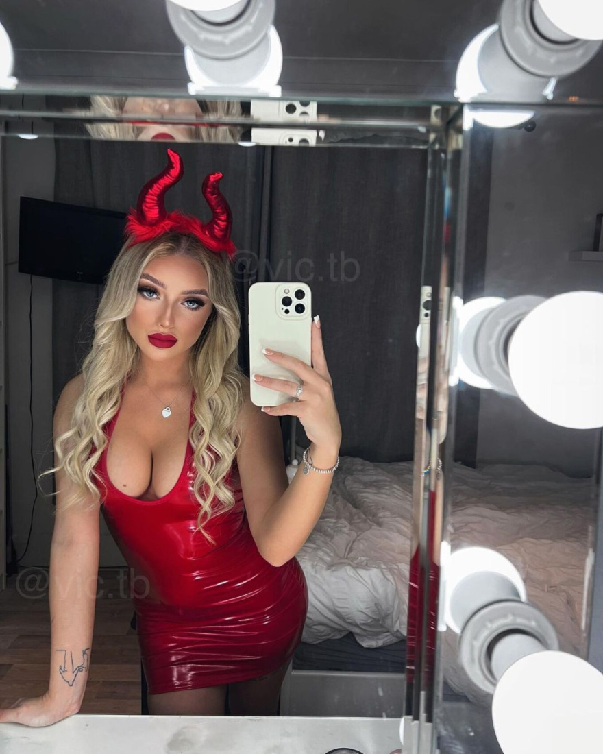 Νάιτζελ Φάρατζ: Μοντέλο του OnlyFans η 25χρονη που «έλουσε» με μιλκσέικ τον Βρετανό πολιτικό - Δείτε φωτογραφίες