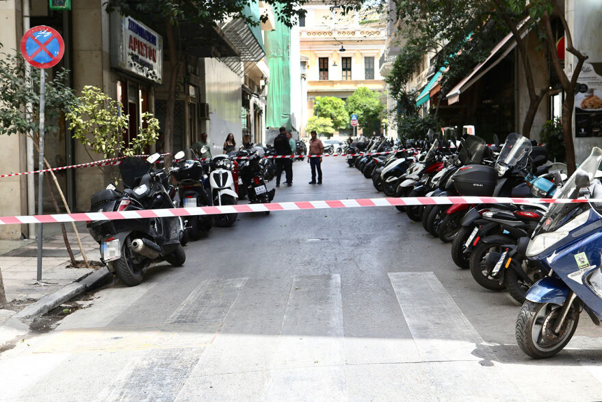 Ύποπτη βαλίτσα: Λήξη συναγερμού στη συμβολή Καραγιώργη Σερβίας και Βουλής - Δείτε βίντεο και φωτογραφίες