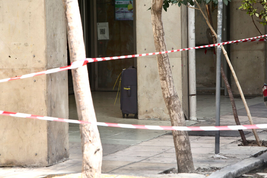Ύποπτη βαλίτσα: Λήξη συναγερμού στη συμβολή Καραγιώργη Σερβίας και Βουλής - Δείτε βίντεο και φωτογραφίες