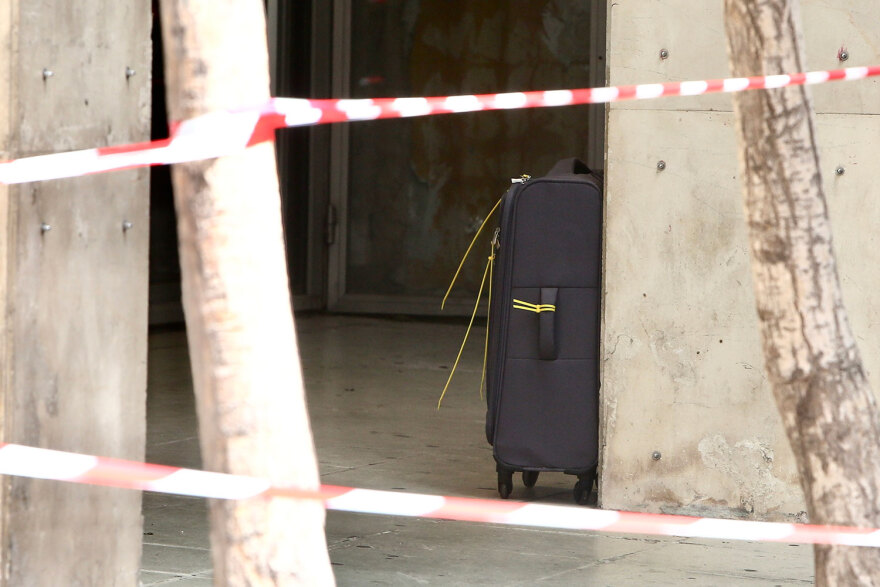 Ύποπτη βαλίτσα: Λήξη συναγερμού στη συμβολή Καραγιώργη Σερβίας και Βουλής - Δείτε βίντεο και φωτογραφίες