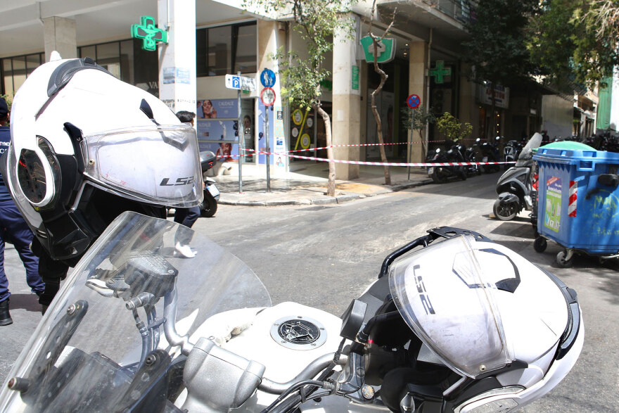 Ύποπτη βαλίτσα: Λήξη συναγερμού στη συμβολή Καραγιώργη Σερβίας και Βουλής - Δείτε βίντεο και φωτογραφίες