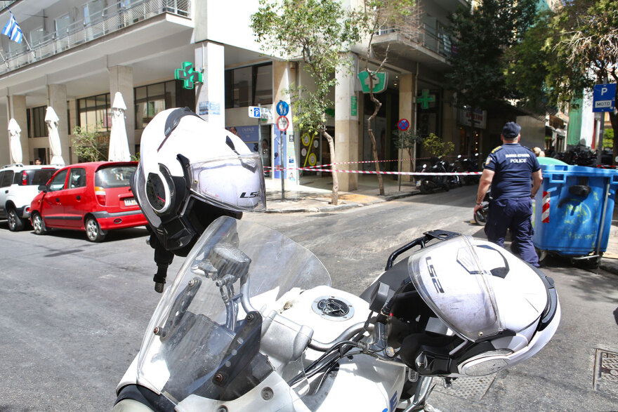 Ύποπτη βαλίτσα: Λήξη συναγερμού στη συμβολή Καραγιώργη Σερβίας και Βουλής - Δείτε βίντεο και φωτογραφίες