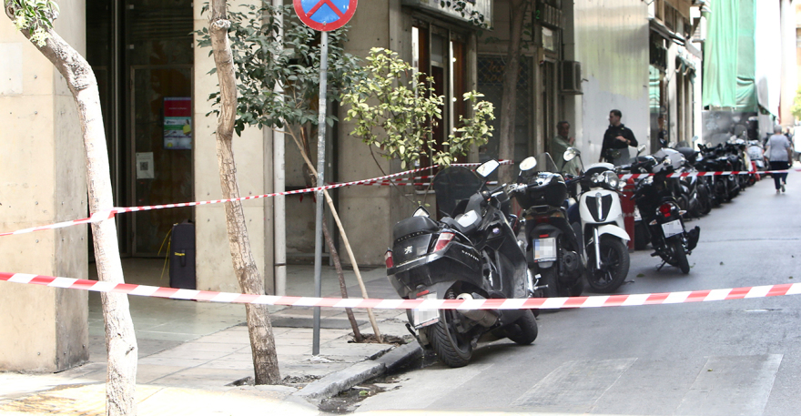 Ύποπτη βαλίτσα: Λήξη συναγερμού στη συμβολή Καραγιώργη Σερβίας και Βουλής - Δείτε βίντεο και φωτογραφίες