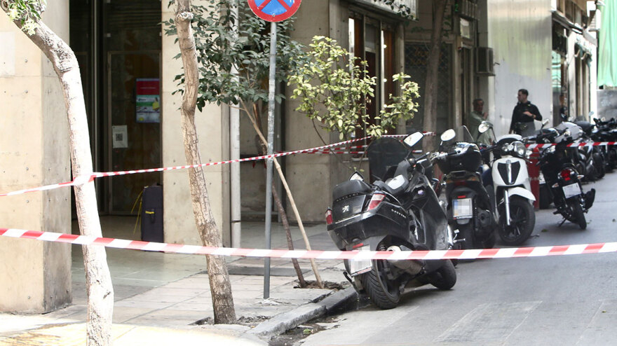 Ύποπτη βαλίτσα: Λήξη συναγερμού στη συμβολή Καραγιώργη Σερβίας και Βουλής - Δείτε βίντεο και φωτογραφίες