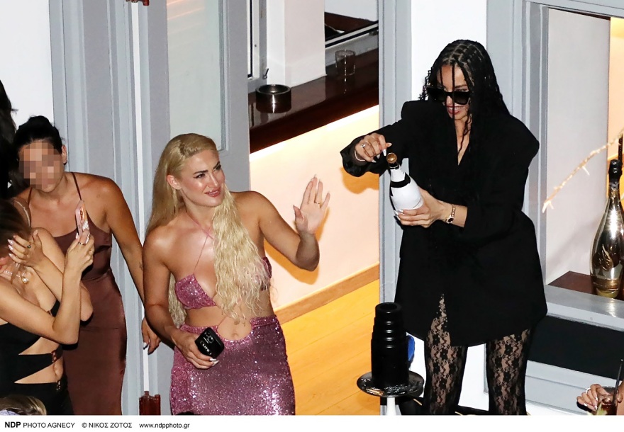 Τούνη και Αλεξανδράκη διασκέδασαν σε μπαρ της Μυκόνου: Οι σαμπάνιες, οι χοροί και το αποκαλυπτικό φόρεμα